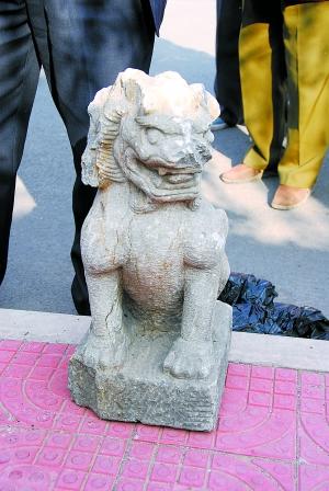 民警路上捡到清代的石狮