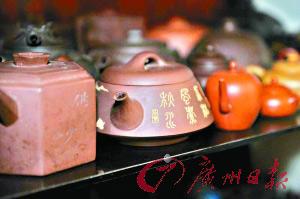 老汉收藏茶壶以梁山好汉和金陵十二钗命名(图)