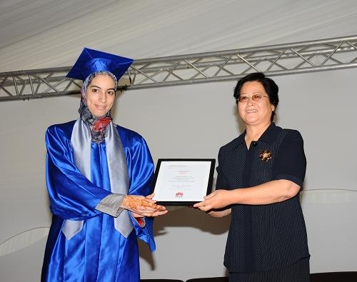 ���������޲μӻ�Ϊ��˾��Ħ��翪չ�ġ���Ӣ�й��С��