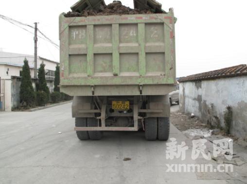 闵行交警开展大型工程车违法行为集中整治 土方车超载严重