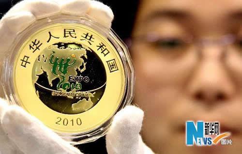 4月26日，苏州巨鑫金银制品公司工作人员展示一枚金质世博纪念币（正面）。当日，由中国人民银行发行的中国2010年上海世博会第二组彩色金银纪念币亮相苏州，并将于27日上市销售。该套纪念币共4枚，其中金币2枚，银币2枚，均为中华人民共和国法定货币。