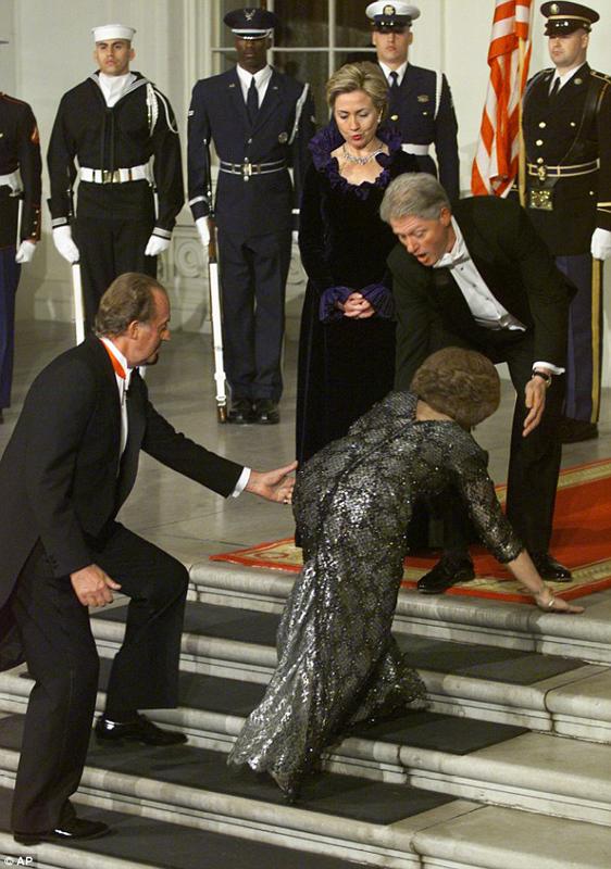 西班牙王后重要活动又摔跤 曾摔倒在克林顿脚