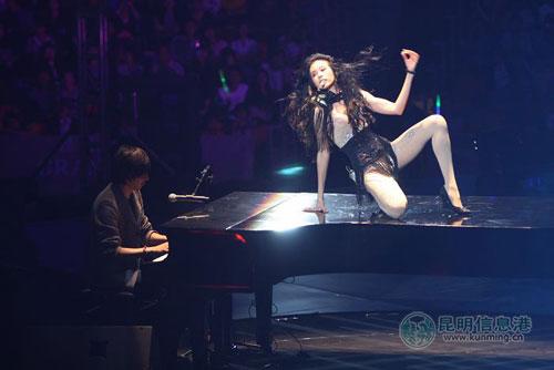 莫文蔚内衣上阵开唱 张亚东现场伴奏看呆_滚动新闻_新浪财经_新浪网
