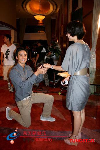 《单身<em>男女</em>》玩职场恋 吴彦祖<em>高</em>圆圆片场激吻