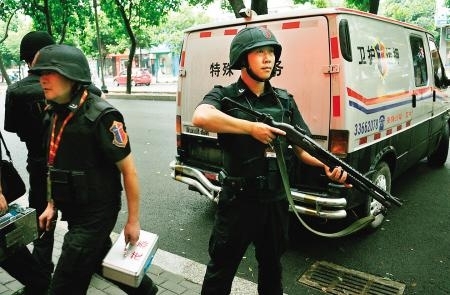 头戴钢盔、手握钢枪、守在银行门口,这就是押钞员留在人们脑海中的形象。 头戴钢盔、手握钢枪、守在银行门口,这就是押钞员留在人们脑海中的形象。