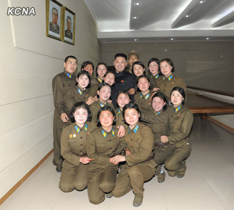 <em>被</em>女兵哭喊簇拥(图)