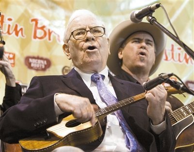 　　2010年5月1日，巴菲特在股东大会期间一边演奏，一边歌唱。