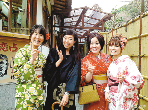 ■郝娜和当地居民拍照留念,留下旅途中的美好回忆。 ■郝娜和当地居民拍照留念,留下旅途中的美好回忆。