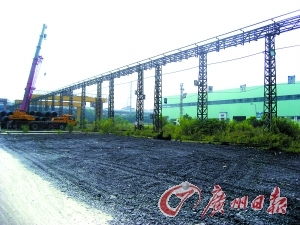 　　金博钢材仓库的线材堆放区往常总是堆满线材，这几天却空了一大片。