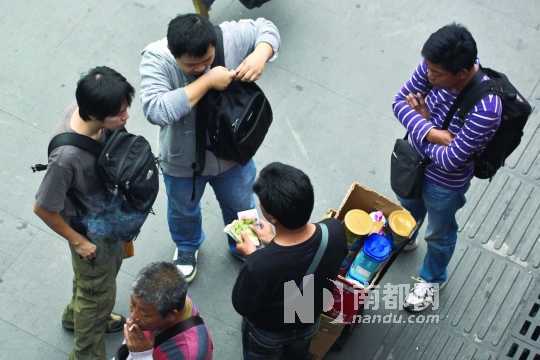 香港限奶令带来全民水客 未阻止奶粉流入内地