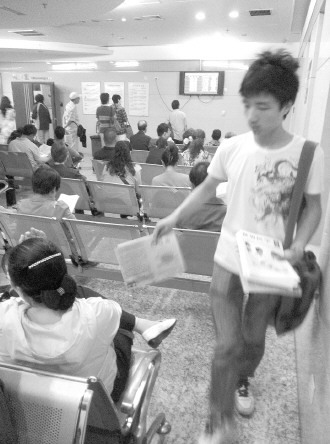 发报人员正在候诊大厅散发虚假宣传品。 本报记者 杨晋峰 摄 发报人员正在候诊大厅散发虚假宣传品。 本报记者 杨晋峰 摄