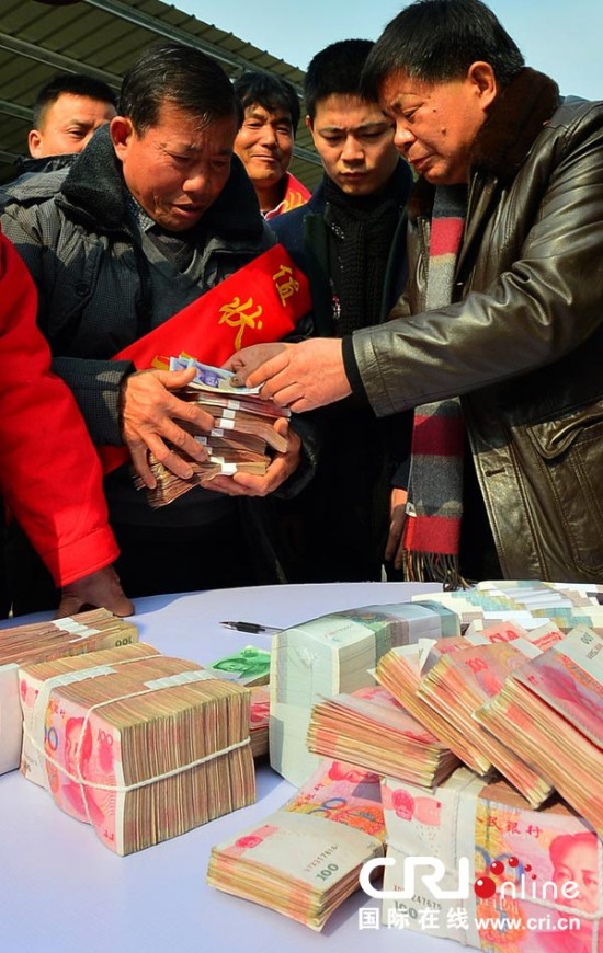 2014年01月10日,江西省安义县,奖金发放现场.