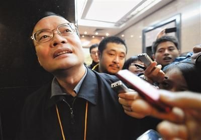 面对记者关于“扫黄”的提问，东莞市市长袁宝成始终没有正面回答。