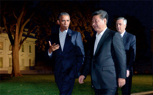 华盛顿当地时间9月24日晚，中国国家主席习近平在布莱尔国宾馆同美国总统奥巴马举行中美元首会晤。图为两国元首在前往布莱尔国宾馆的路上交谈。