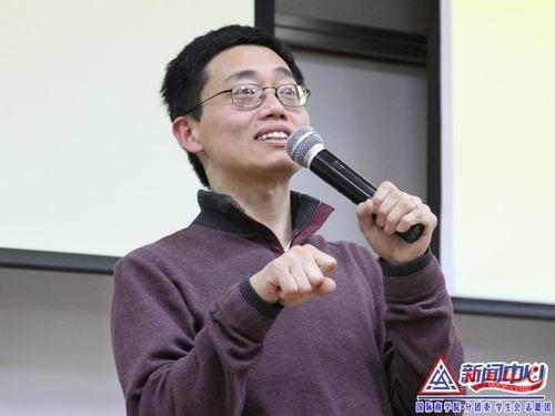 华裔脱口秀第一人黄西至对外商学院进行讲座|