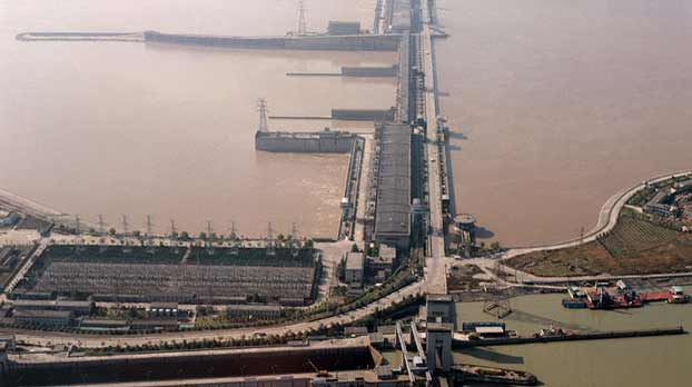 葛洲坝水利枢纽位于中国湖北省宜昌市境内的长江三峡末端河段上,距