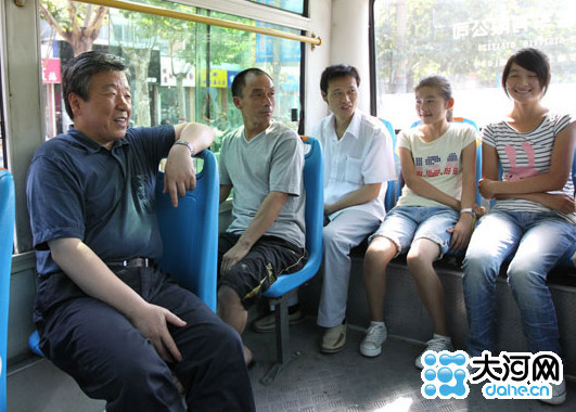 河南省委书记乘坐公交体验城市交通(组图)