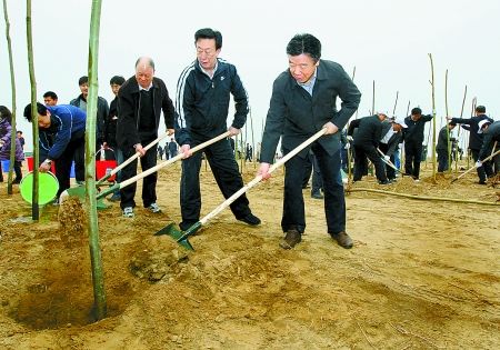 卢展工义务植树 称通过扎实工作提升河南人形象