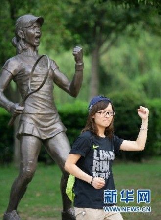 在武汉汉口江滩星光大道,夺得法网女单冠军的李娜的铜像亮相家乡武汉,成为人们关注的焦点。资料图 汉口江滩管理办回应李娜雕像将搬离:空穴来风