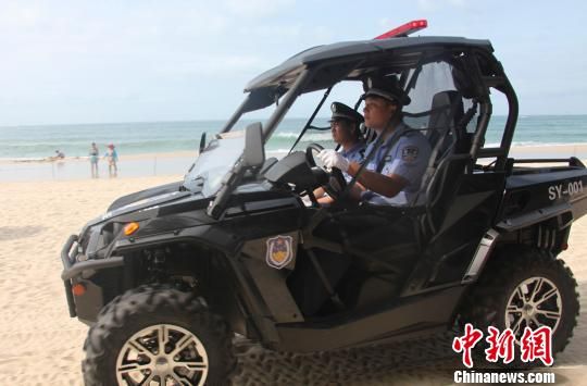 三亚在旅游景点沙滩配备沙滩巡逻警车