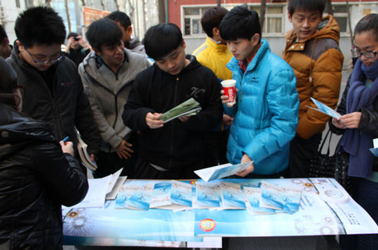 大学校园里的同学们对《守望》相当感兴趣 北京民防局首尝创新模式 公益话剧进高校社区