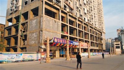 贵州金沙鼓韵广场宏圆大厦,正是这栋楼引发全国首例检察机关针对环保部门的行政公益诉讼。新京报记者 金煜 摄 贵州金沙环保局执法不力遭当地检察院起诉