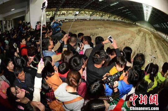 国庆黄金周近43万游客游览西安兵马俑