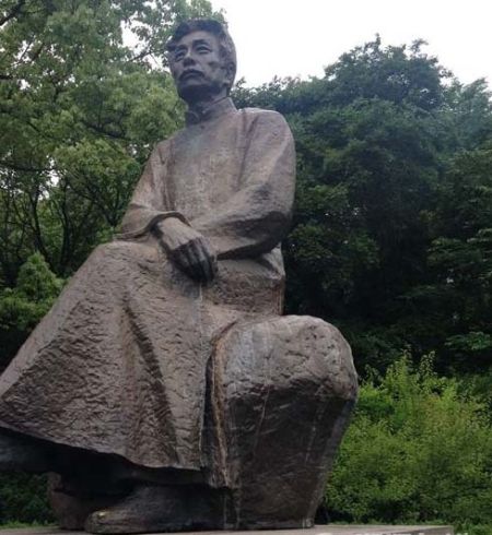 杭州西湖景区鲁迅像被泼漆 环卫花1小时清理