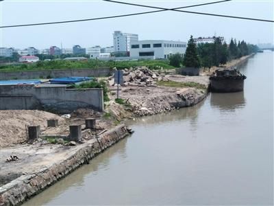 上海惠宾码头,倾倒在苏州太湖和南通海门的部分垃圾,正是从此运出。 上海垃圾处理能力接近饱和 催生垃圾外倒产业链