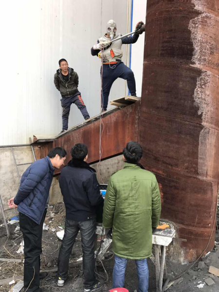 工作人员排查现场 呼和浩特市回民区环保局全力保障空气质量