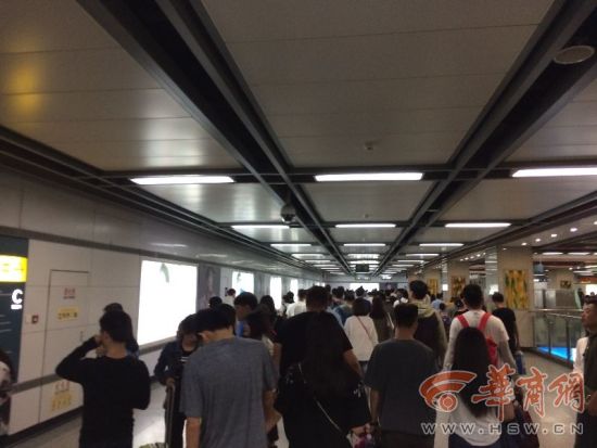 地铁出行。 五一最具人气十大旅游城市排名出炉 西安排名第五