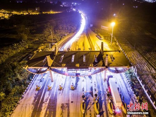 图为2015年12月31日深夜航拍的广西柳州市沙塘收费站。 28省份取消政府还贷二级公路收费