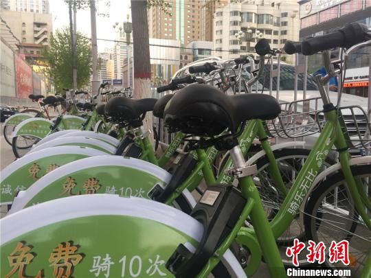 今年3月,共享单车OFO及酷骑两个品牌进入兰州后,在街头巷尾随处可见“小黄车”、“小绿车”。 兰州将划共享单车停车区和禁停区 暂不投放新车