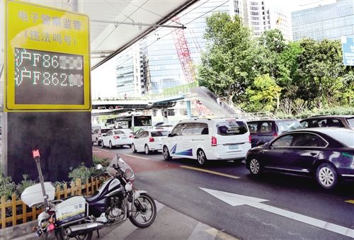 这是上海市静安公安分局在延安路华山路口放置的“违法鸣号查处辅助系统”,机动车如果乱鸣号,就会被实时捕捉和记录下来。 新华社记者 凡军摄 探索上海城市管理者如何“绣花”