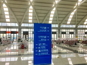 图为3月30日拍摄的鹤壁交通客运枢纽高铁汽车站。 河南高铁超前规划 还是只为面子工程