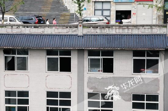 “屋顶马路”下方是小区车库。 重庆屋顶马路爆红 道路下为小区3层车库