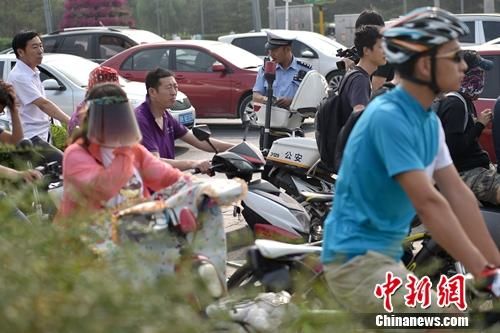 6月21日上午,北京仰山桥下十字路口的早高峰情况。 北京启动路口“最严执法” 出狠招整治交通乱象