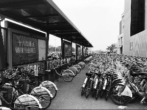 柳洲东路地铁站的自行车站点,停放着大批备用车 南京:共享单车围城 公共自行车升级“突围”
