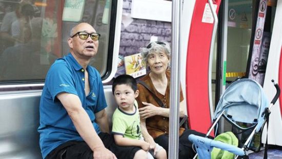专列车厢上人们在专心看画 无锡地铁厉害了 “来”了这么多梁山好汉