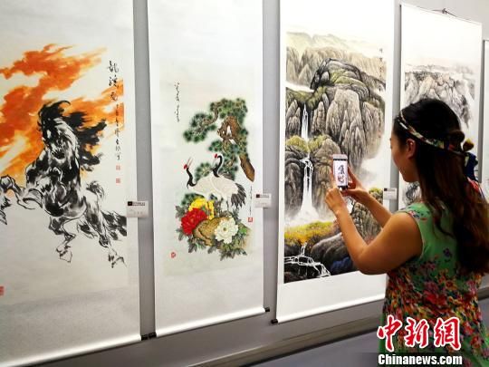 图为民众参观青海美术馆推出的“夏夜美术馆”部分展览。张添福 摄 青海推“夏夜美术馆”:纳凉兼修心
