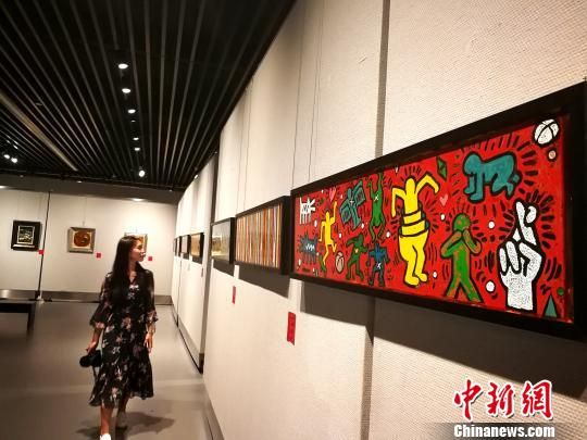 图为民众参观青海美术馆之“夏夜美术馆”上的漆画作品。张添福 摄 青海推“夏夜美术馆”:纳凉兼修心
