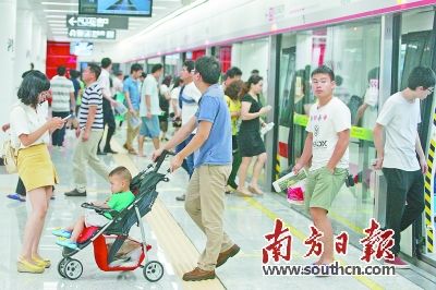 市民乘坐东莞轨道交通2号线出行。记者 孙俊杰摄 “十三五”期间东莞拟投70多亿元建设轨道交通