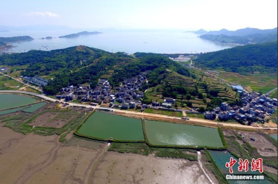 图为海边的渔村。王东明 摄 航拍福建霞浦滩涂 CNN评出40个中国最美地方之一