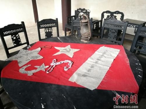 当年军旗设计场景还原 中新网记者 岳川 摄 江西修水:赣西北小城 不止是第一面军旗升起的地方