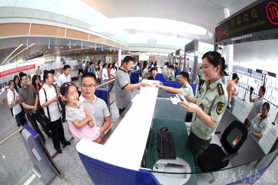 旅客在服务台前 8月底前 南京机场将开通自助入境服务