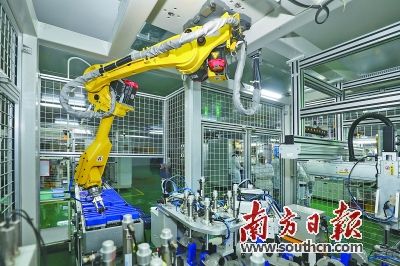 图为珠海市唯能车灯股份有限公司自动化车间。关铭荣 摄 百余项目“登陆”珠海 千亿基金“活血”产业