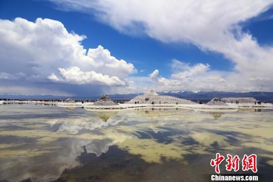 图为茶卡盐湖景区。 罗云鹏 摄 中国版“天空之镜”2017年游客接待量破百万