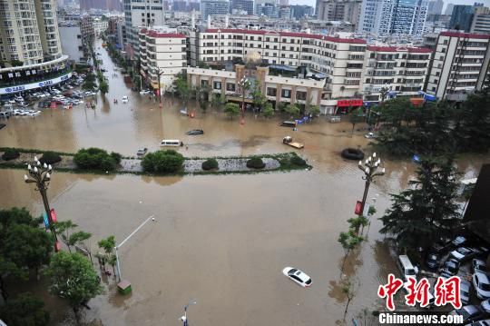 图为2017年7月20日昆明市区因暴雨被淹。 刘冉阳 摄 云南加速建设“海绵城市”2030年可告别“城市看海”
