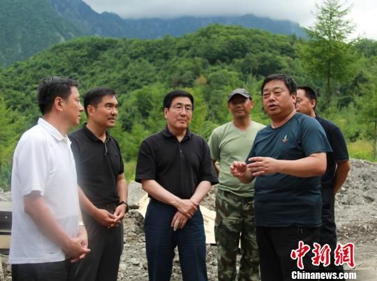 图为甘肃省委书记林铎在陇南文县检查指导抢险救灾工作。 南如卓玛 摄 甘肃省委书记慰问文县灾区:要建新家园 一户不落下