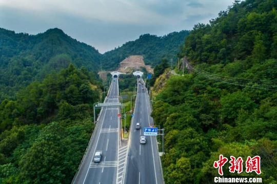 S210桐义线浦江段。浦江县公路管理段供图 浙江筑牢公路安全屏障 实施安全生命防护工程达2万公里